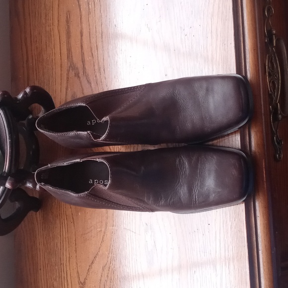 Apostrophe ankle boot heels. - Picture 1 of 5